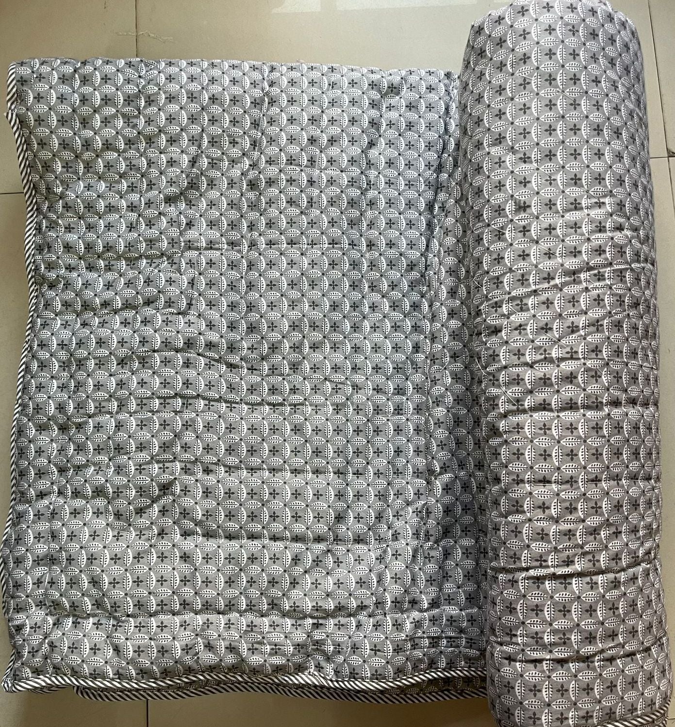 Premium Jaipuri Single Comforter / Razai – Pure Cotton, Floral Print, Lehriya Border (63x90 Inches)